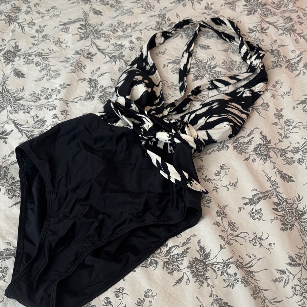 CUPSHE Black and White Halter Swimsuit Women’s Size Medium